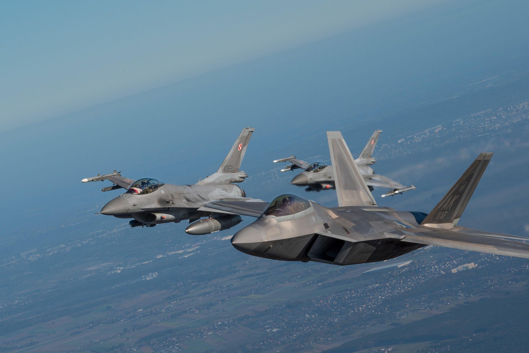 China a angajat zeci de mercenari britanici ca să-i învețe pe piloții chinezi să distrugă avioanele și elicopterele NATO