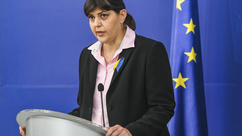 Laura Codruța Kovesi cu steagul UE în spate