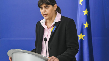 Laura Codruța Kovesi cu steagul UE în spate