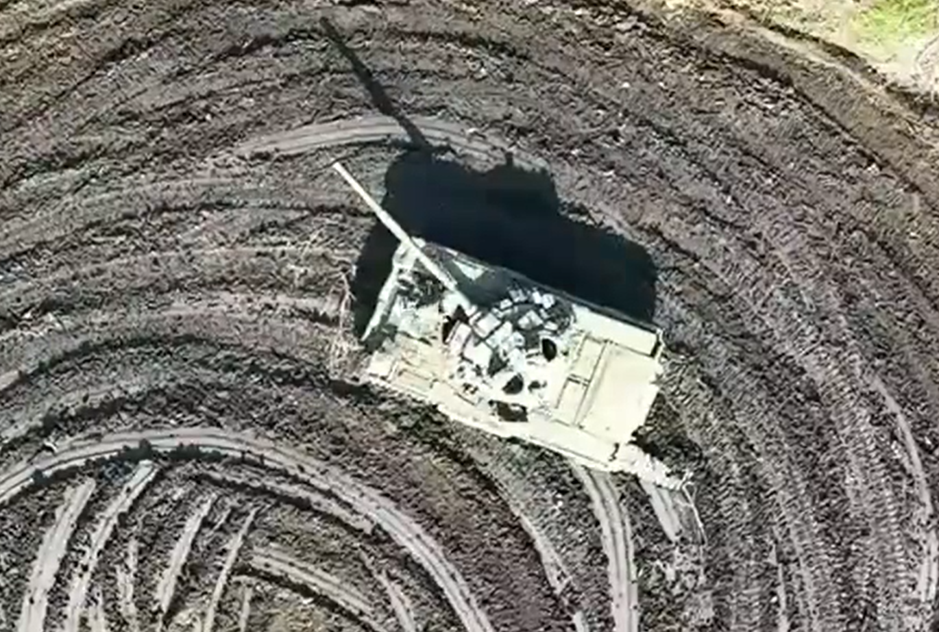 VIDEO. Rușii au găsit tancul care se învârtea non-stop în cerc și s-au decis să-l inspecteze. Deasupra, însă, era o dronă ucraineană