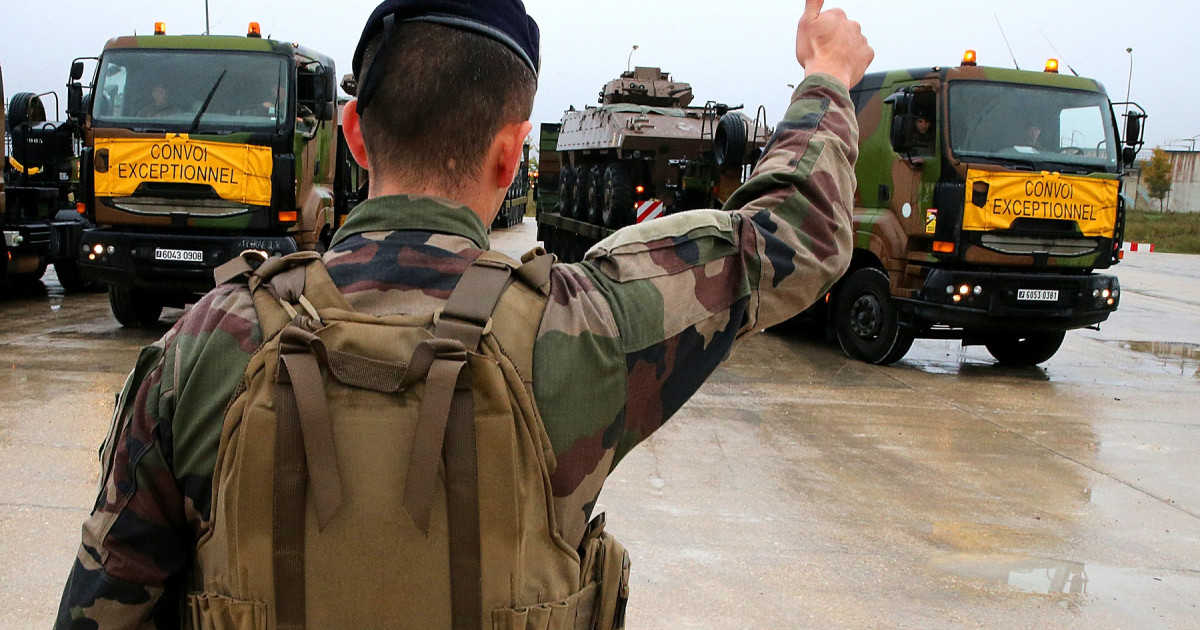 Franța anunță că își menține militarii din România
