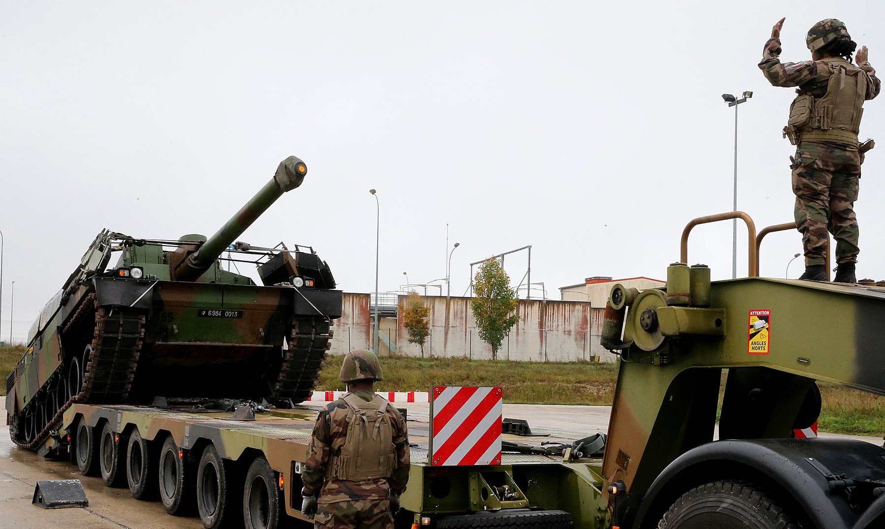 Două convoaie de vehicule blindate au plecat din Franța spre România