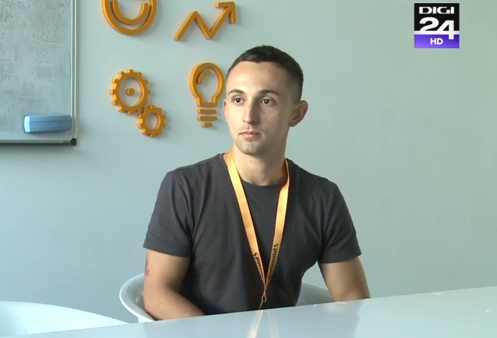 Tot mai mulți tineri optează pentru reconversia profesională. Povestea lui Mihai, care a renunțat la cariera în poliție pentru IT