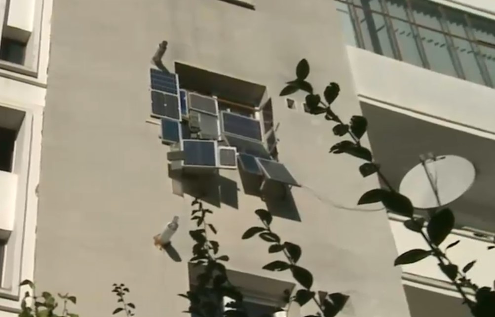 Metodă inedită pentru reducerea costurilor la energie electrică: Un clujean și-a montat panouri solare la geamul apartamentului