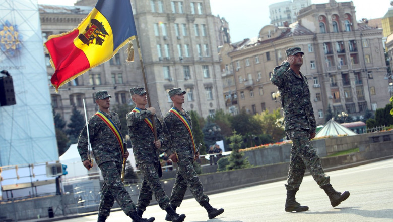 soldați moldoveni cu steagul țării la un exercițiu de paradă