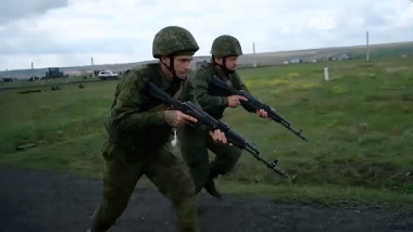 soldati rusi cu mitraliere