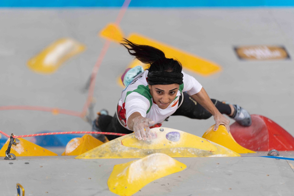 Ce s-a întâmplat cu Elnaz Rekabi, sportiva devenită noul simbol al protestelor din Iran. Imagini rare pe aeroportul din Teheran