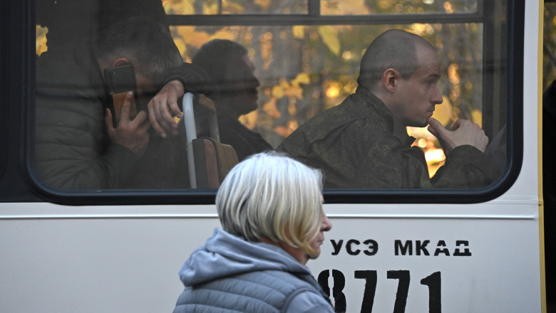 autobuz cu recruți ruși mobilizați pentru a fi trimiși pe frontul din Ucraina.