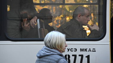 autobuz cu recruți ruși mobilizați pentru a fi trimiși pe frontul din Ucraina.