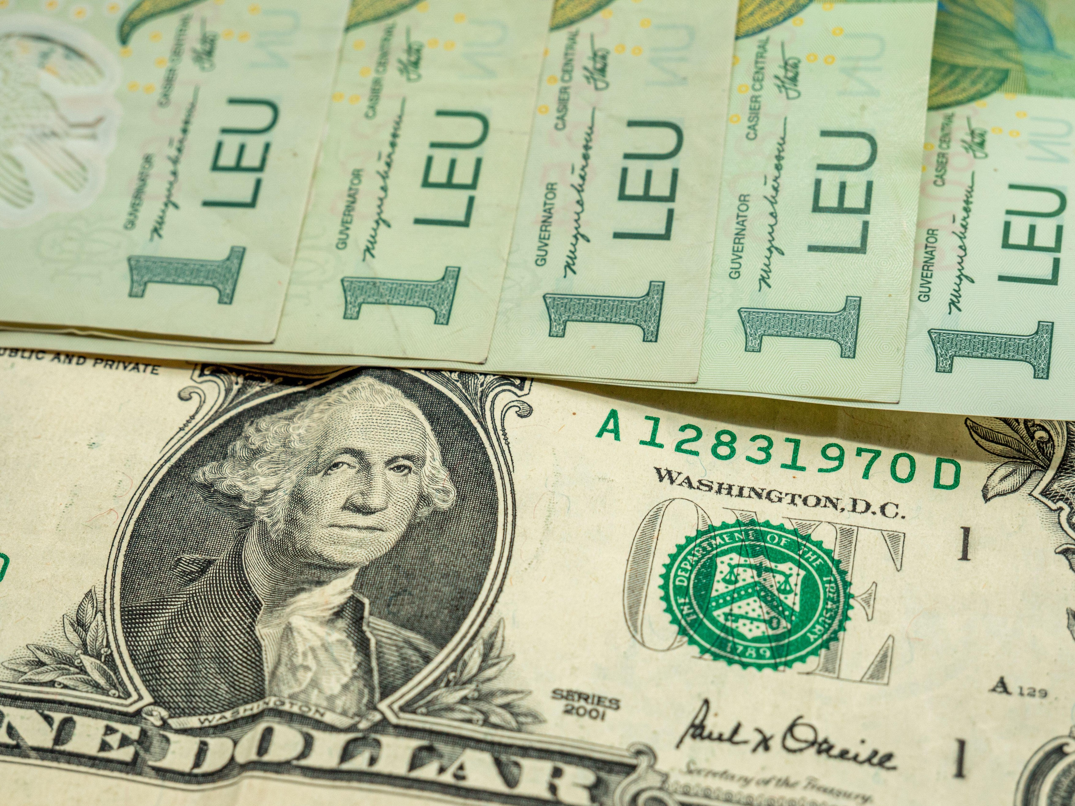 Leul pierde teren în fața dolarului american