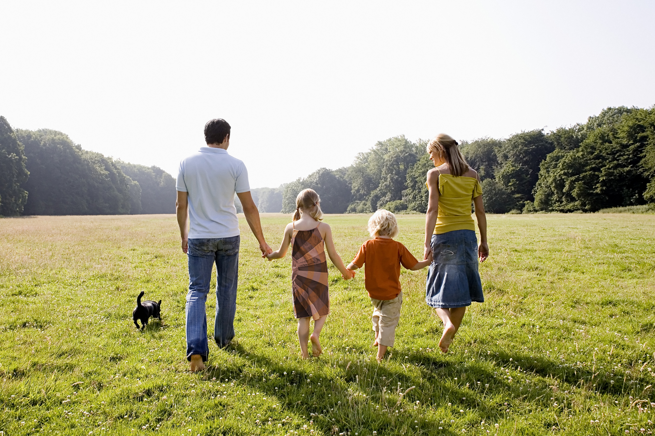 O familie cu doi copii are nevoie de 8.659 lei pe lună pentru a trăi decent în România (raport)