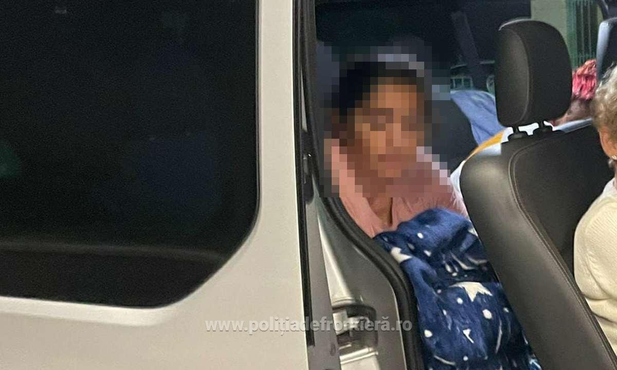 O mamă de 15 ani a fost prinsă când încerca să-și scoată copilul din țară ascuns sub o pătură