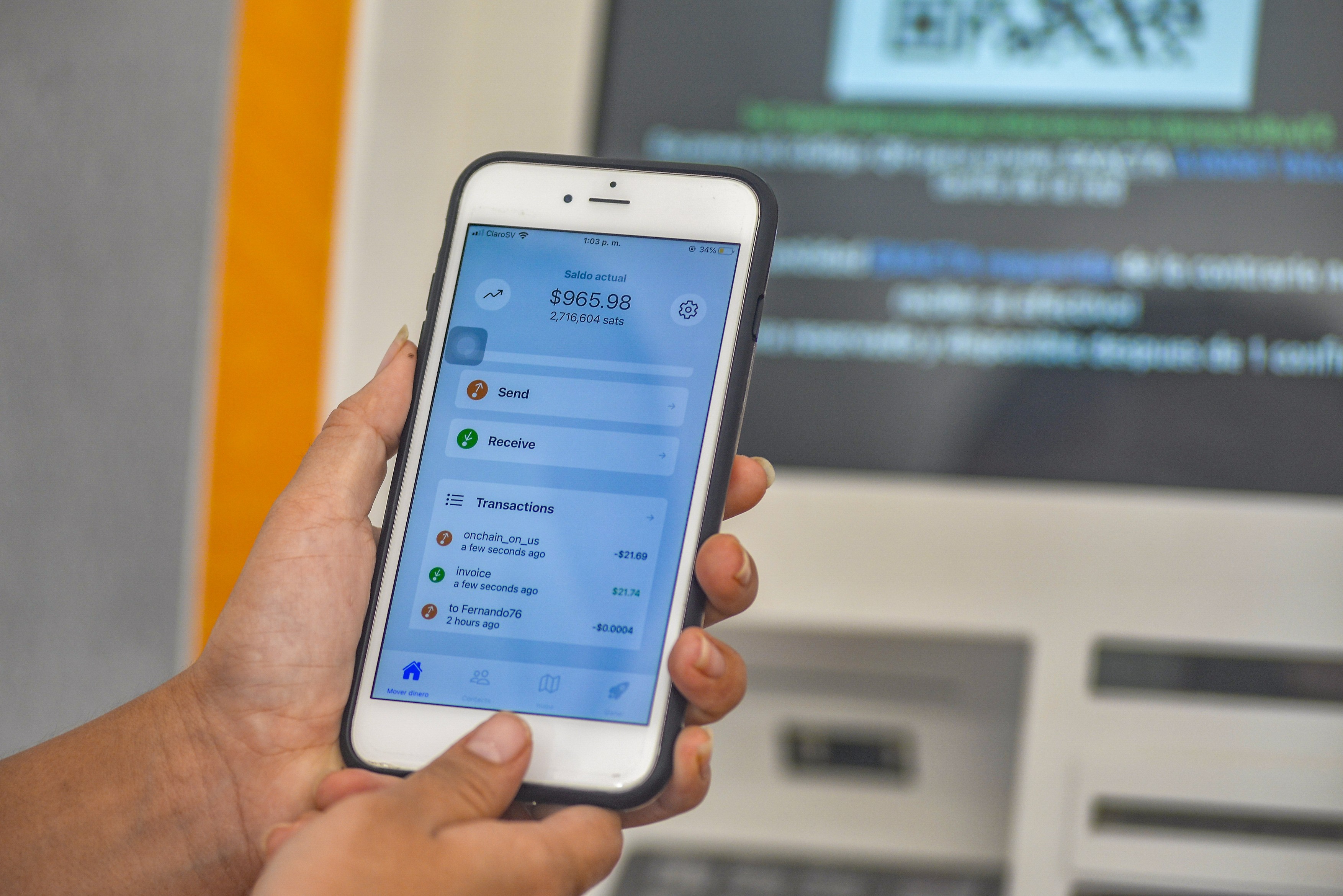 Rețea de skimmeri români, descoperită de DIICOT. Hoții furau datele cardurilor bancare ale victimelor cu ajutorul telefoanelor mobile