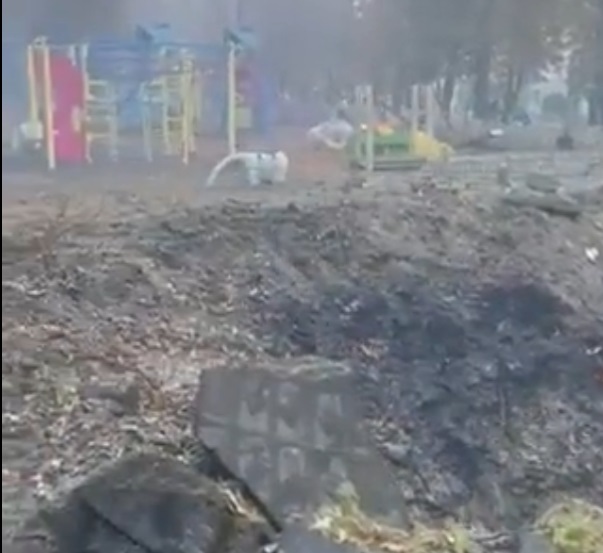 Rușii au bombardat un loc de joacă din Kiev. Un crater uriaș s-a format lângă leagăne și tobogane