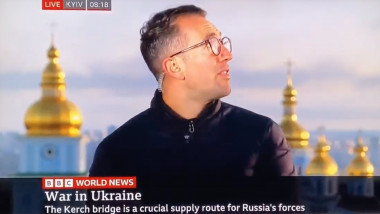 Momentul în care se aud exploziile din KIev, iar jurnalistul BBC se adăpostește.