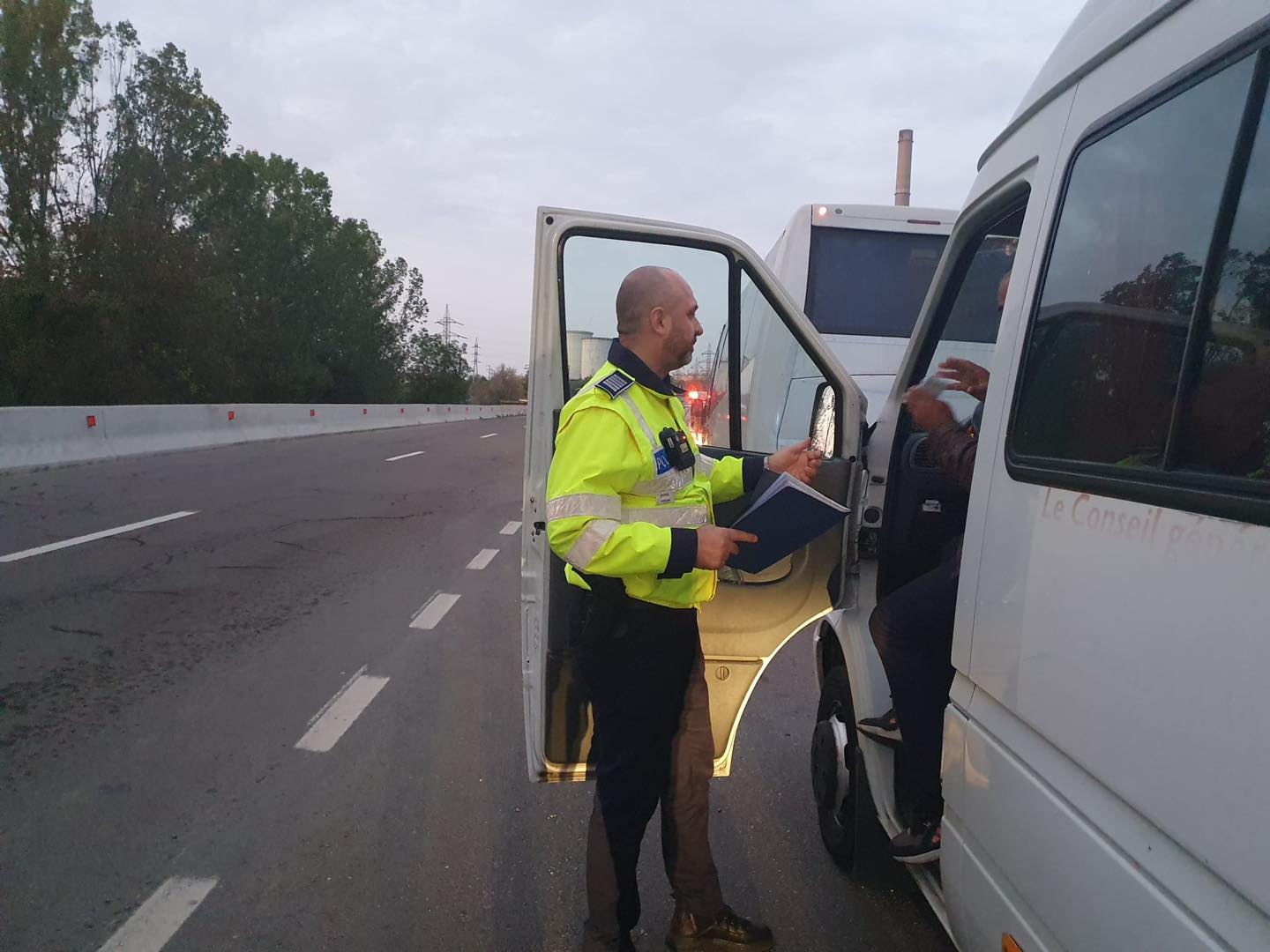 Oprit de polițiști pentru verificări, un șofer a preferat să se arunce în Olt decât să le arate actele