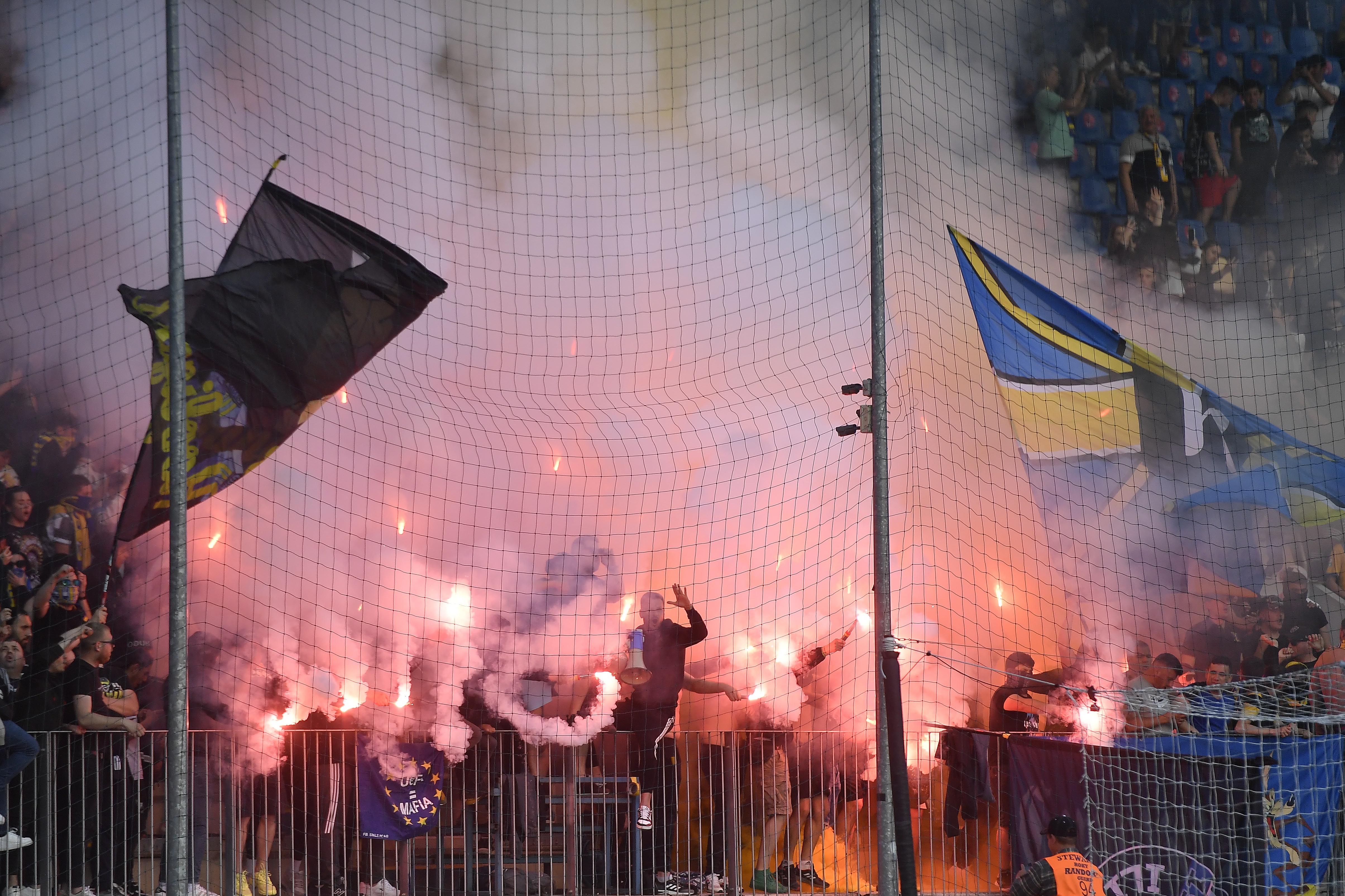 Suporterii de la meciul Petrolul Ploiești – FCSB aveau petarde ascunse în chiloți