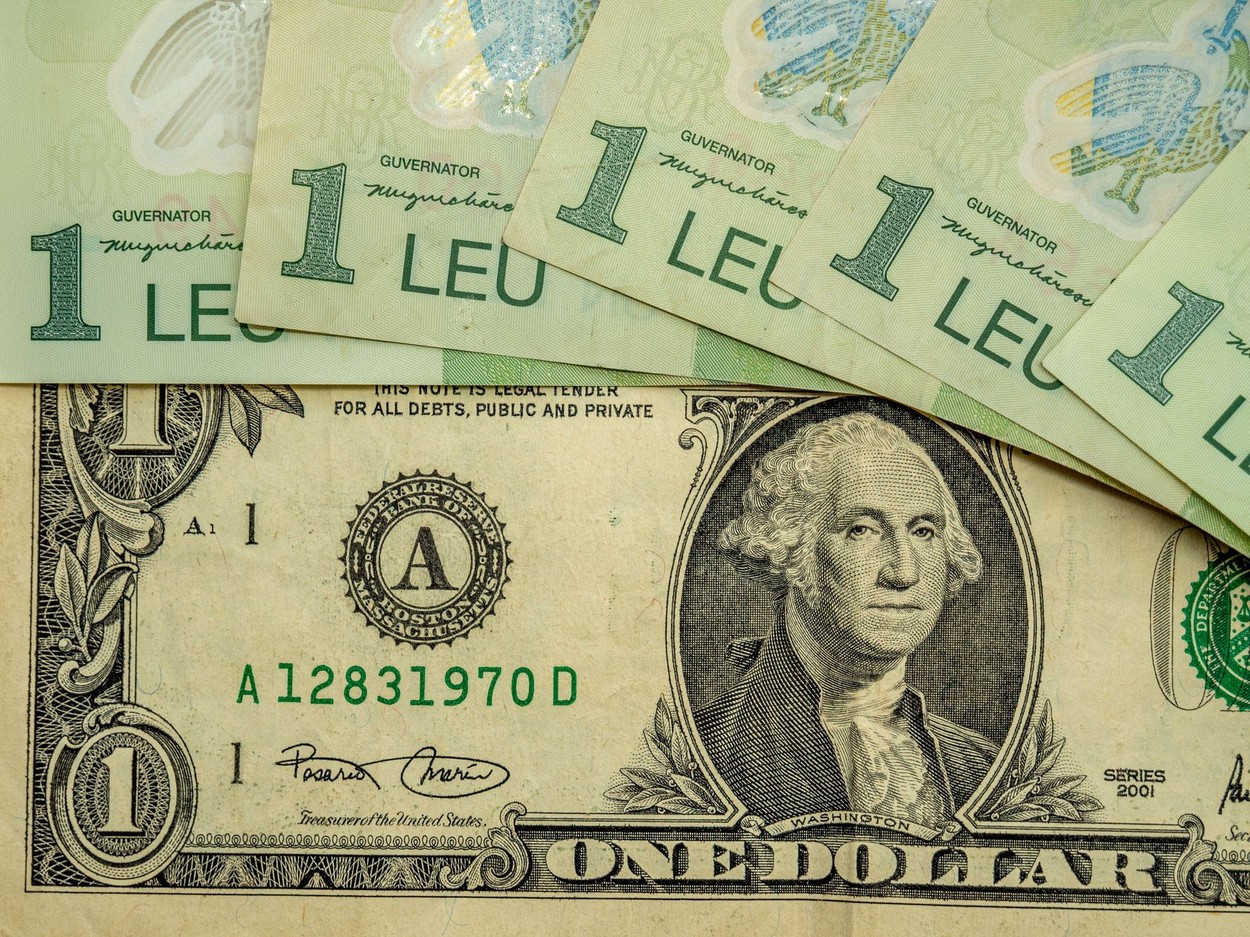 Dolarul a depășit din nou pragul de 5 lei