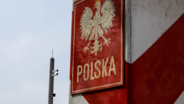 punct de frontieră la granițele Poloniei cu stema țării pe un stâlp