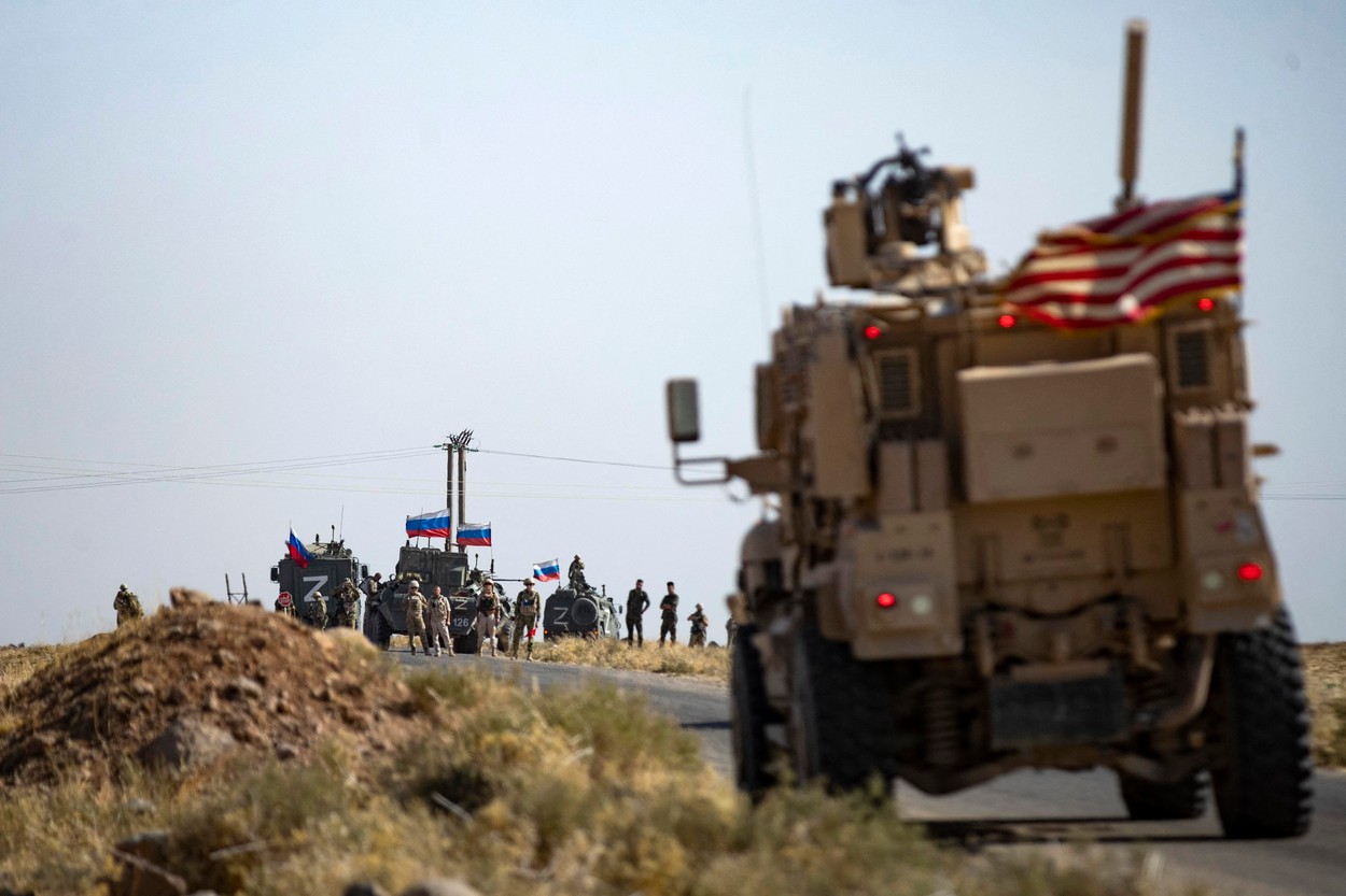 Întâmplare incredibilă în Siria: Militari americani și ruși au oprit blindatele, au coborât, s-au salutat, au glumit și au făcut poze