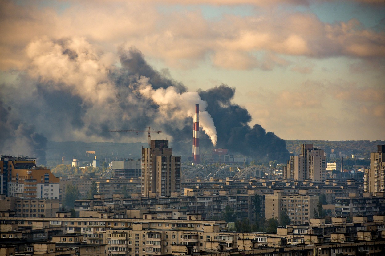 Alertă de raiduri aeriene în toată Ucraina: „Vă rugăm să rămâneţi în adăposturi”. Peste 300 de localități nu au curent electric