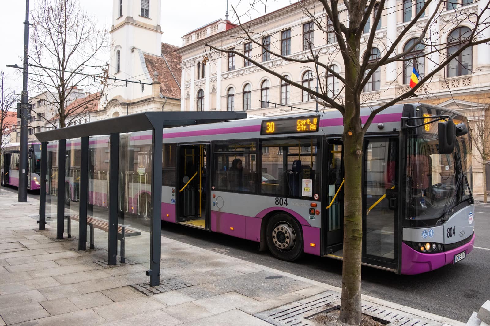 Primăria Cluj-Napoca, sancționată pentru discriminare după ce a decis să amendeze oamenii cu haine murdare în transportul public