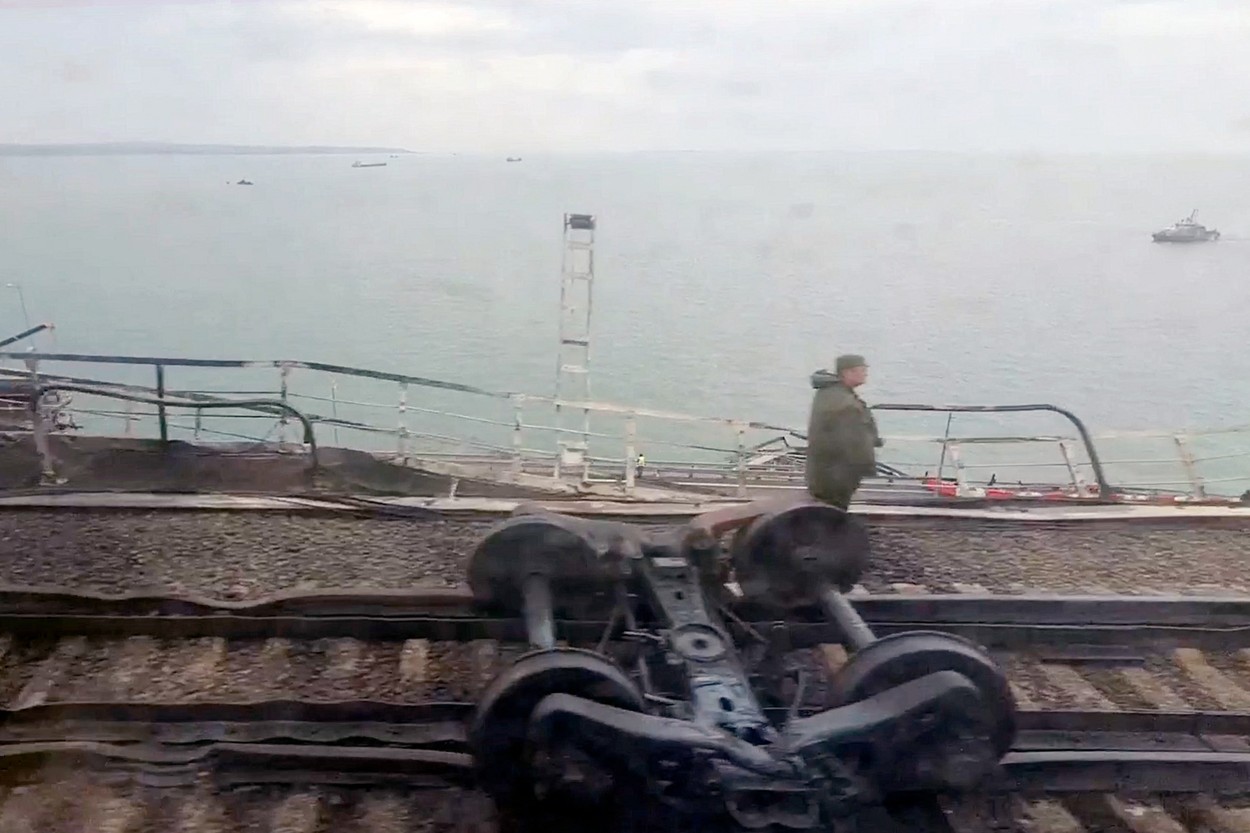 VIDEO. Cum arată Podul Crimeei la câteva zile de la explozie. Șinele sunt încă blocate, rușii folosesc feriboturi