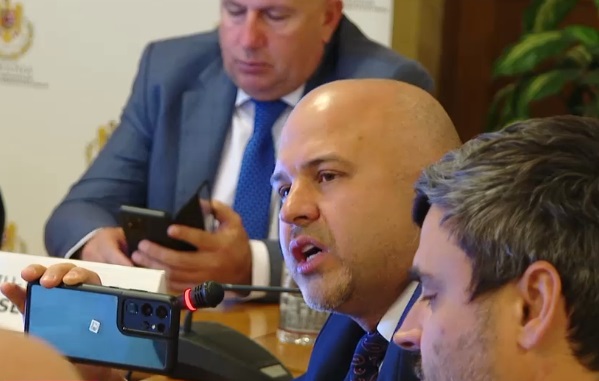 Jigniri și scandal în Comisia de Sănătate. "Ați plâns ca nesimțiții". "Și mie mi se face rău"