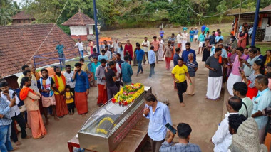 Funeralii în India pentru crocodil