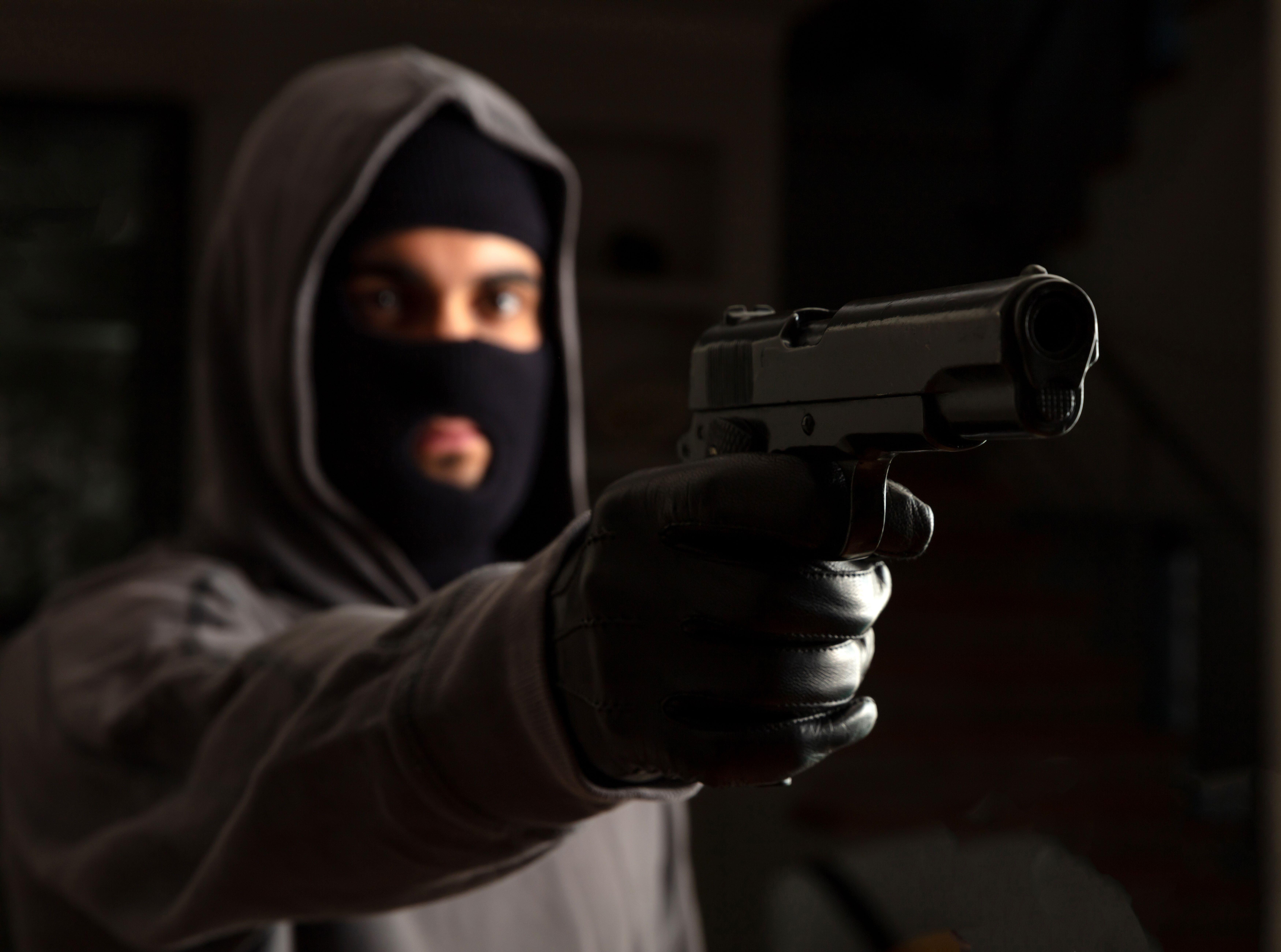 Tentativă de jaf ca în filme, în Drobeta-Turnu Severin. Un tânăr a intrat într-o casă cu cagulă și un pistol cu bile, cerând bani