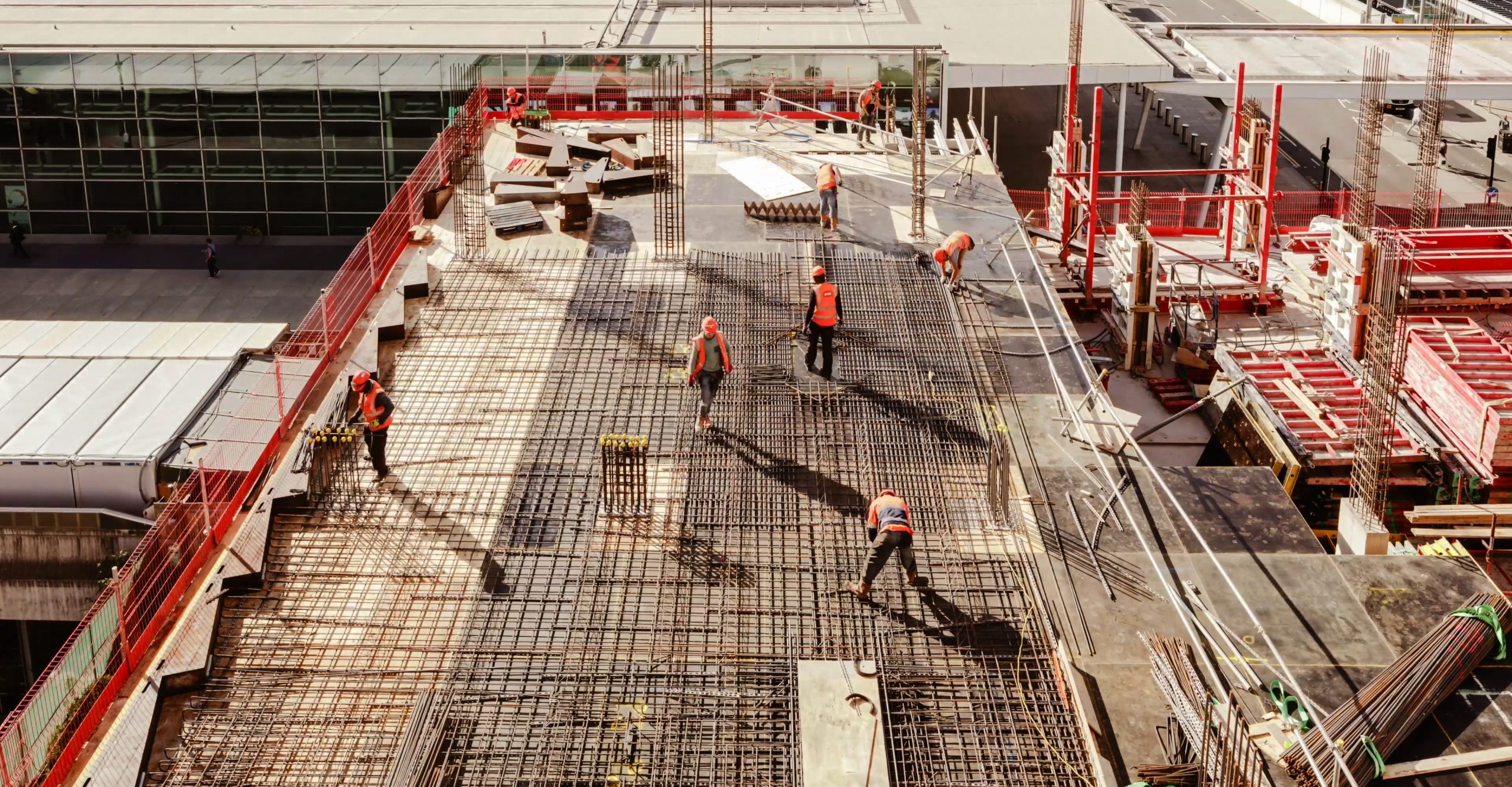 Constructorii se opun propunerii guvernului de a majora taxele în construcţii. „Va afecta vieţile a sute de mii de angajaţi”