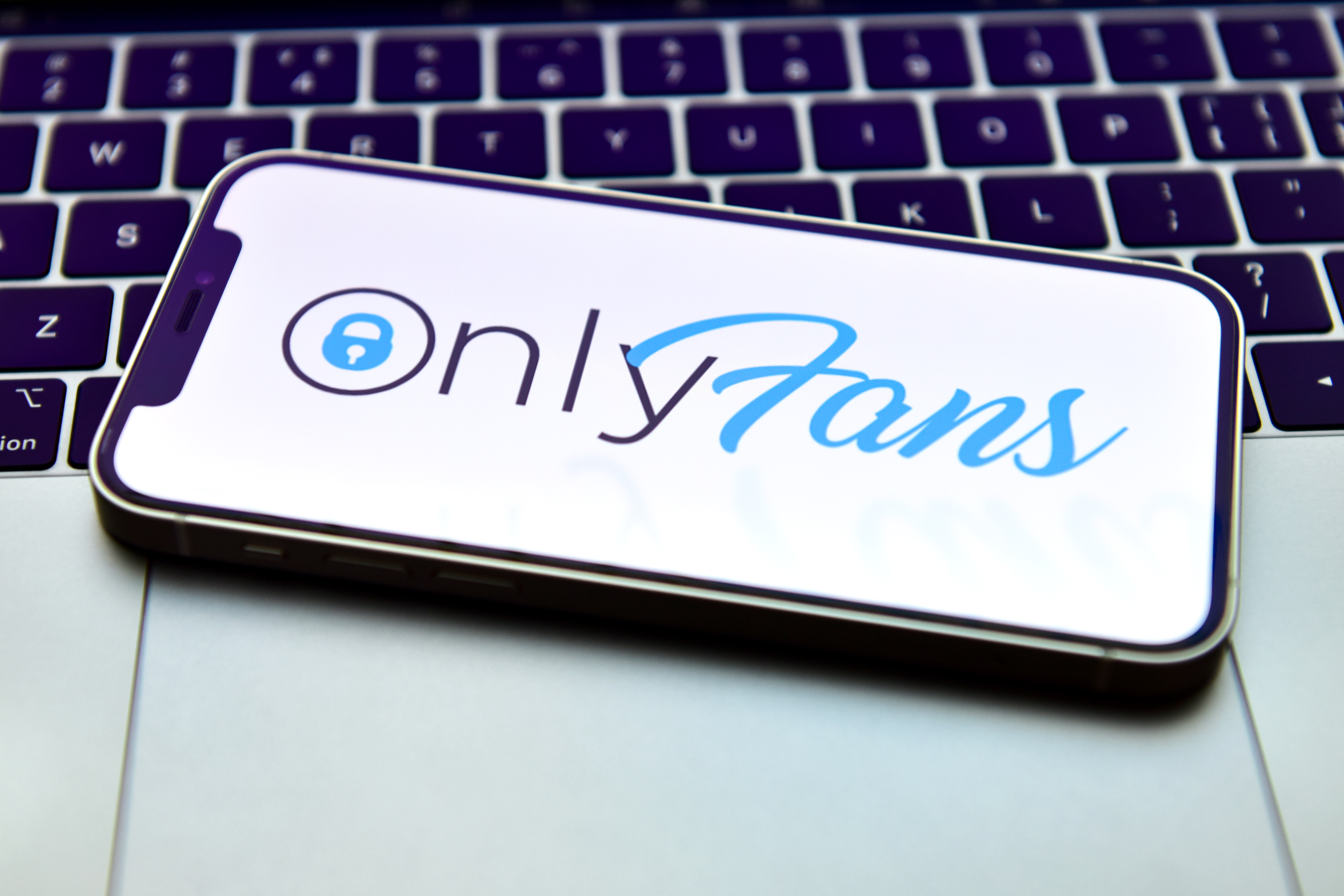 ANAF a început să-i verifice pe românii care fac bani pe OnlyFans. Câți influenceri au fost prinși că nu și-au declarat veniturile