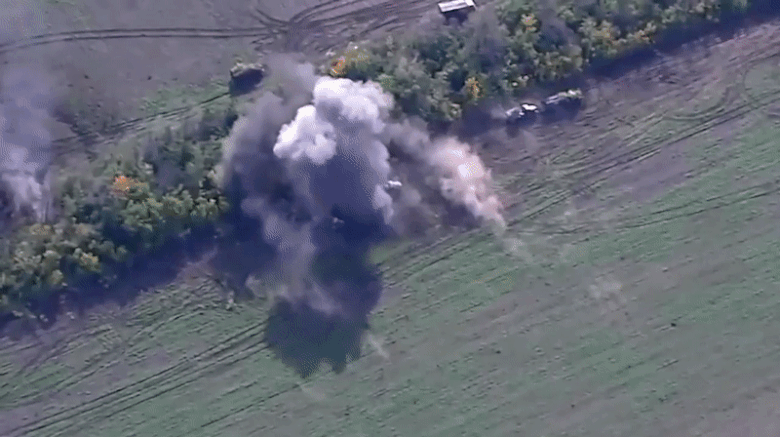 Blindate și piese de artilerie rusești surprinse de un bombardament HIMARS în Ucraina.