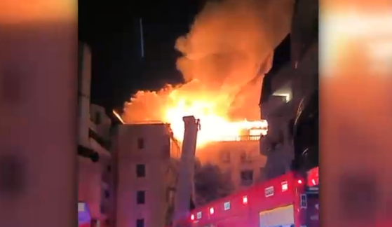 VIDEO. Incendiu la un penthouse dintr-un bloc de pe Șoseaua Nordului