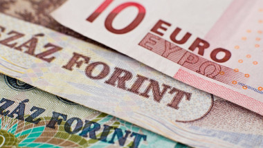 o bancnotă de 10 euro peste două bancnote de forinți maghiari