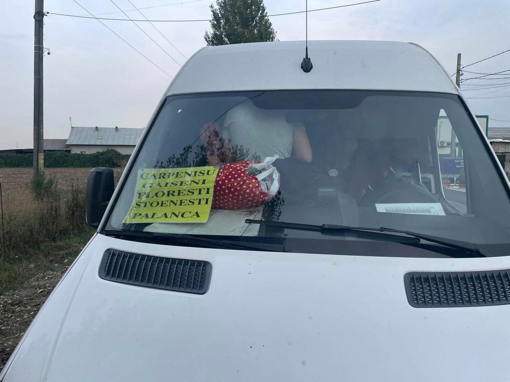 Microbuz de 19 locuri, prins în trafic cu 36 de călători: „Nici aerul nu mai avea loc să intre”