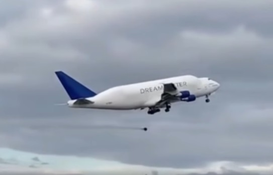 Momentul în care un avion pierde o roată în zbor