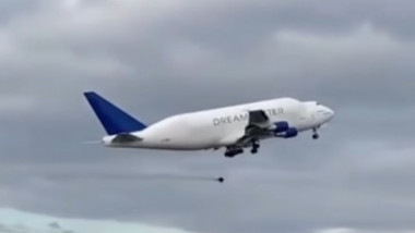 avion care pierde roata in zbor