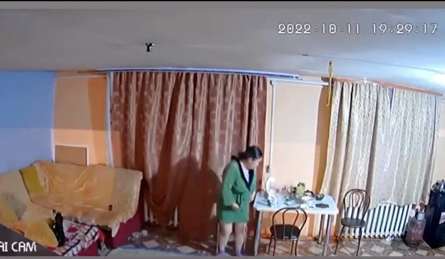Un rus a furat o cameră de filmat din Ucraina și a trimis-o acasă, în Siberia. Acum ucrainenii se uită la reality show cu familia lui