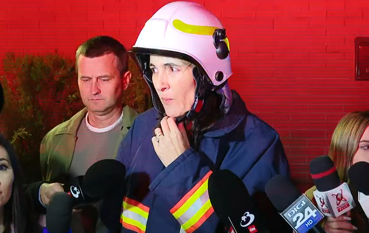 Apariție excentrică a primarului Clotilde Armand la incendiul din nordul Capitalei. Edilul Sectorului 1 s-a îmbrăcat în pompier