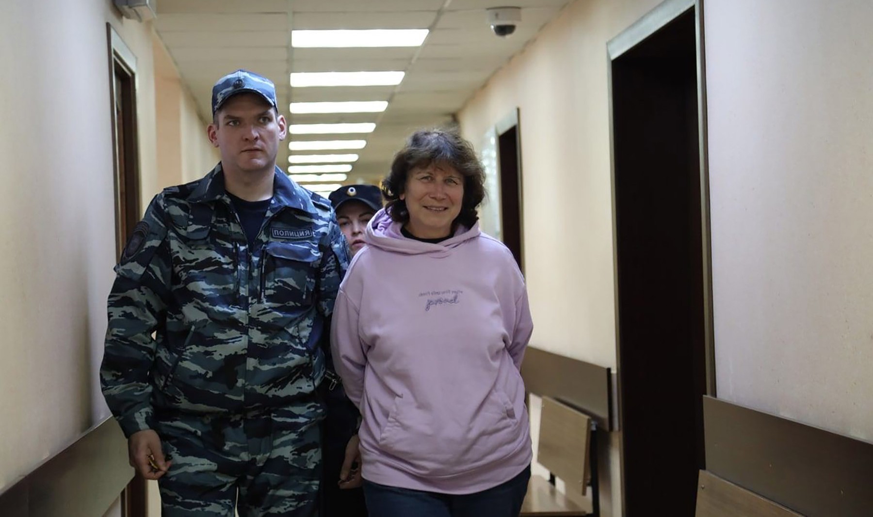 O pensionară din Rusia, arestată pentru un bilet lăsat la mormântul părinților lui Putin. Acuzații de profanare de cadavre și morminte