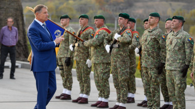 Iohannis aplaudă militari.