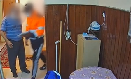 VIDEO Un bătrân a fost jefuit de falși angajați de la gaze. Imaginile surprinse de camerele de supraveghere