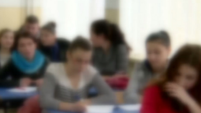 Imagine blurată cu elevi în clasă.
