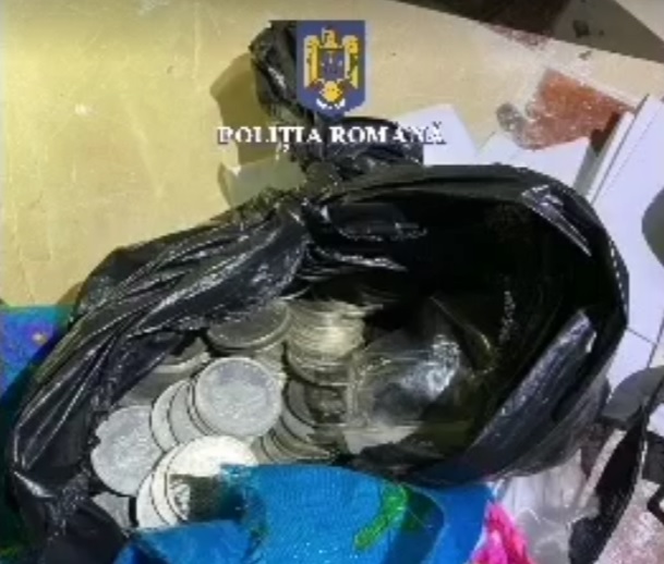 Zeci de monede de aur au fost găsite îngropate în curtea unor rude ale lui Leo de la Strehaia (surse)