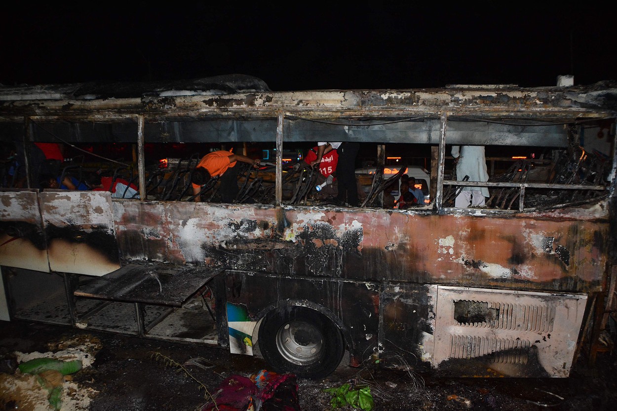 18 oameni salvați de inundațiile din Pakistan au murit arși în autobuzul care îi ducea înapoi acasă. Printre victime, 12 copii