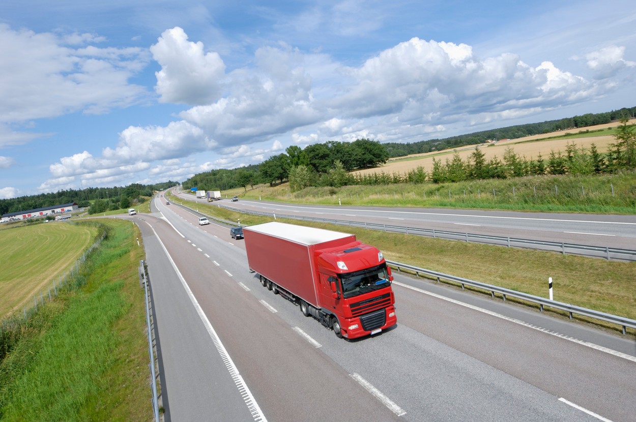 Un șofer român de TIR a forțat și rupt barierele stațiilor de taxare din Franța de 115 ori într-un an