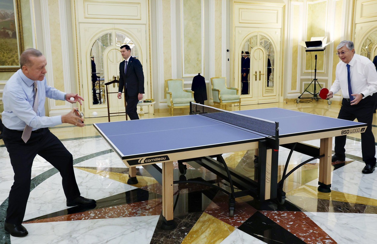 Mesajele diplomației neconvenționale: În timp ce pe Putin l-a lăsat să aștepte, Erdogan a jucat tenis cu președintele Kazhastanului