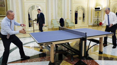 recep erdogan si kassim jomart tokaev joaca ping pong