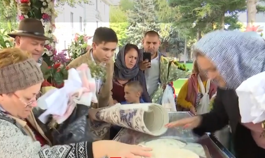 Un bărbat a venit cu un covor la moaștele Sfintei Parascheva: „L-a trimis fata mea”